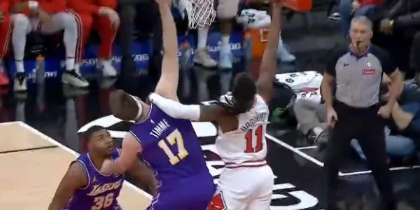 百家乐平台-蒂米被打到面部走回更衣室，裁判回看吹多森姆普通进攻犯规